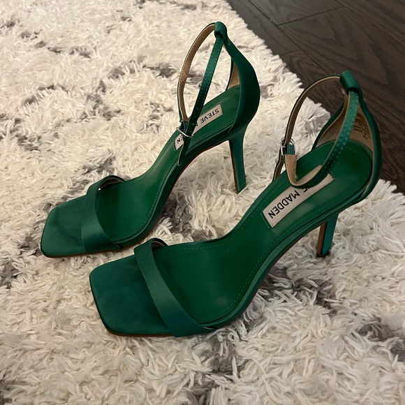 Steve Madden Shoes - Steve Madden emerald green heels